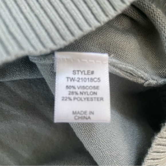 Zenana Front Seam Sweater Light Gray Style TW-21018C5 Women’s Size XS NEW - Picture 6 of 6